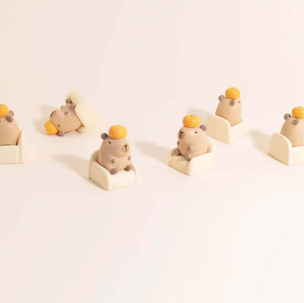 leisure-capybara-keycap-display2