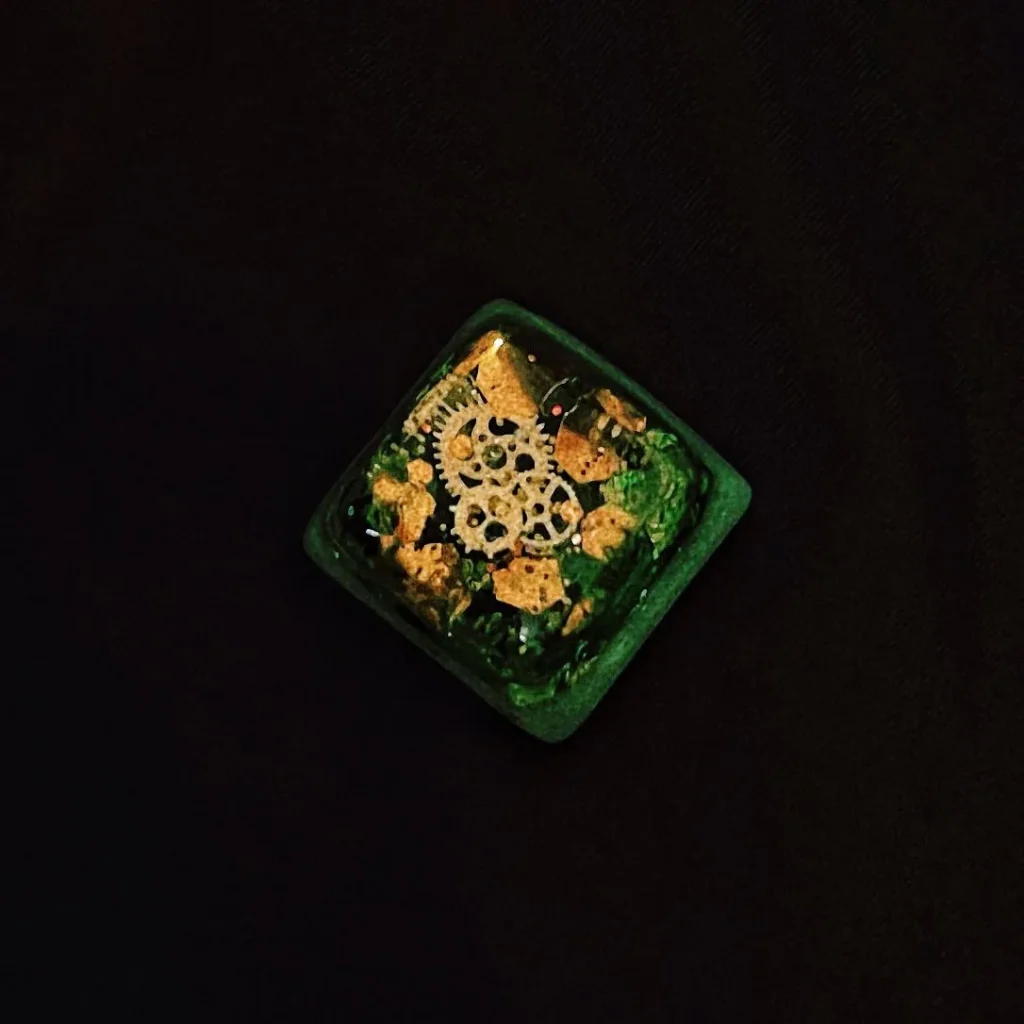 steampunk-on-green-moss-keycap-upfront2