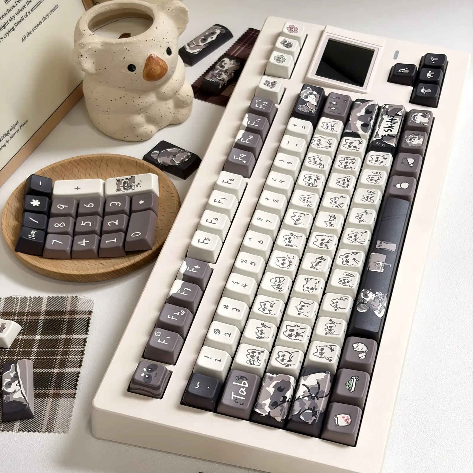 little-raccoon-themed-keycap-set-mda2
