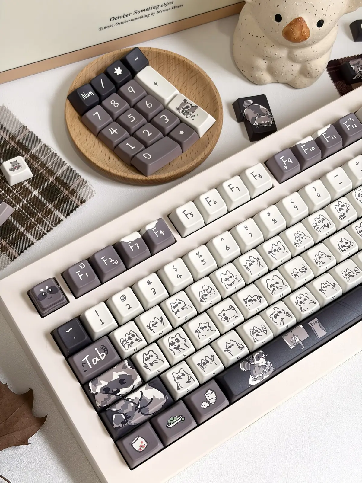 little-raccoon-themed-keycap-set-mda3