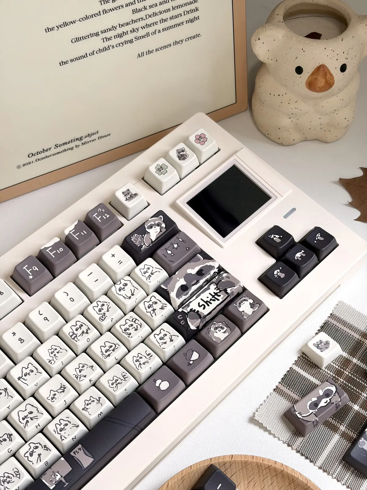 little-raccoon-themed-keycap-set-mda5