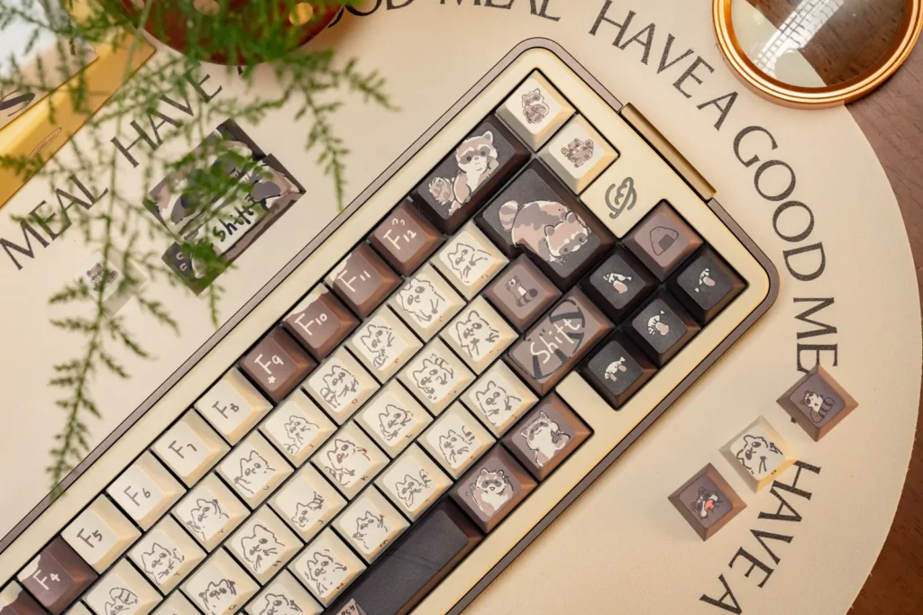 little-raccoon-themed-keycap-set-oem3