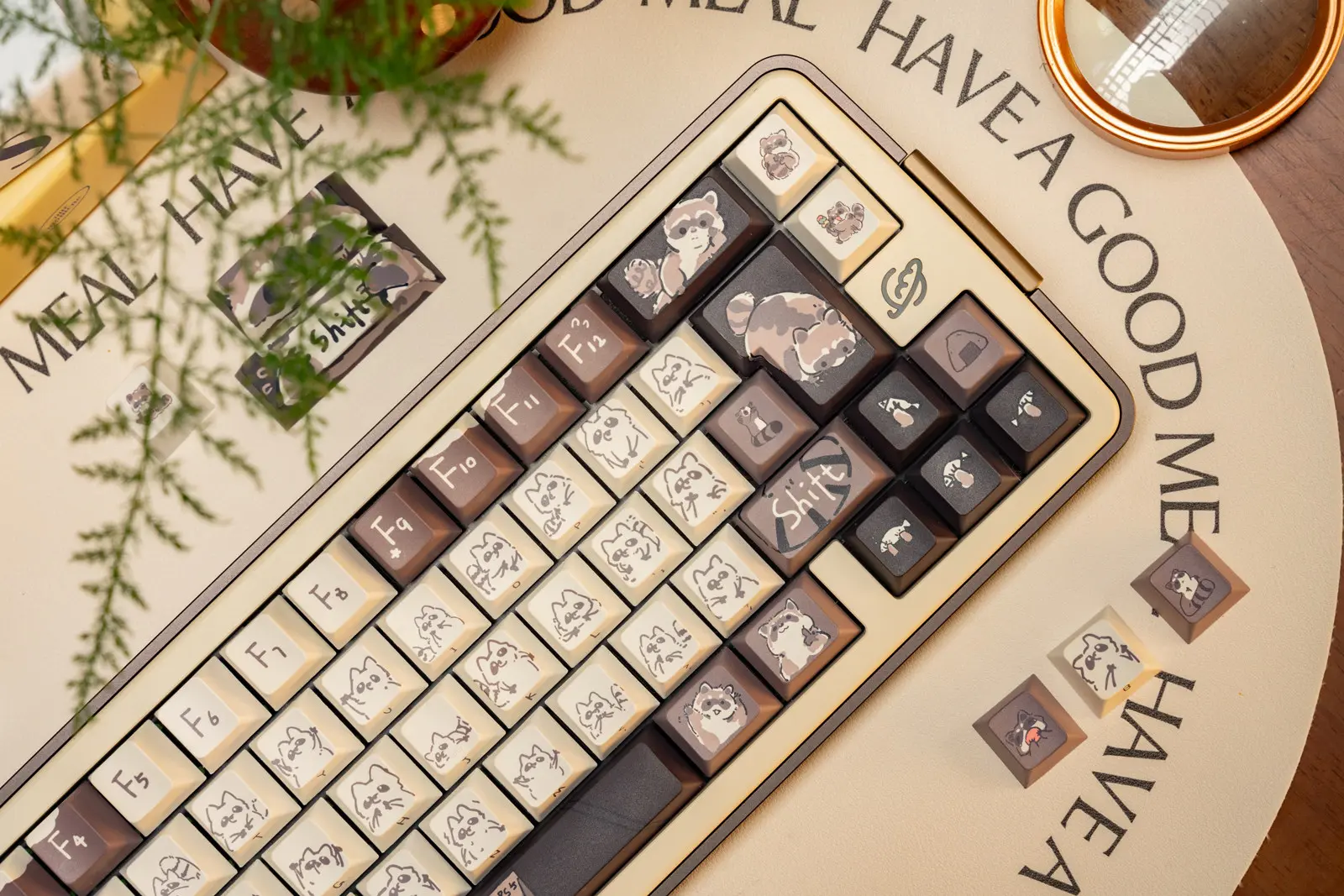 little-raccoon-themed-keycap-set-oem3