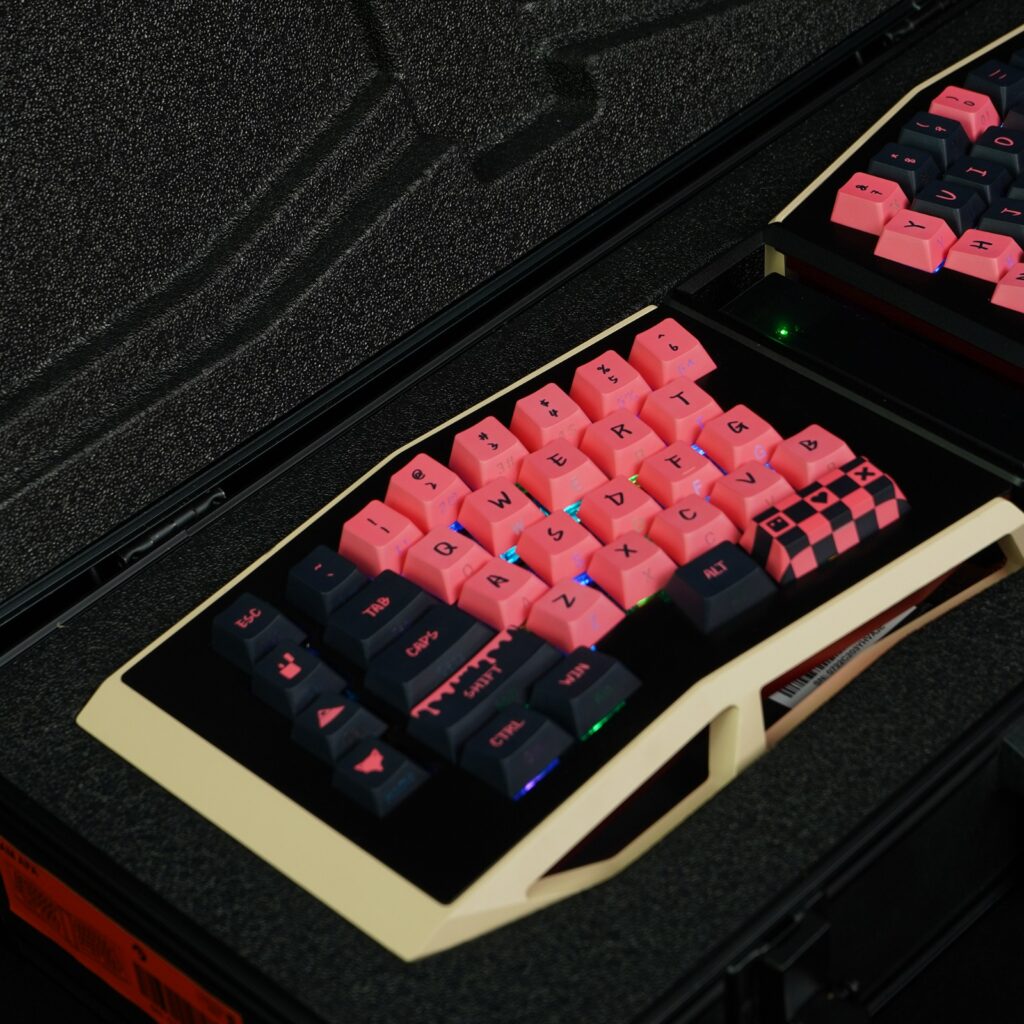 love-death-robots-translucent-oem-keycapset-side5