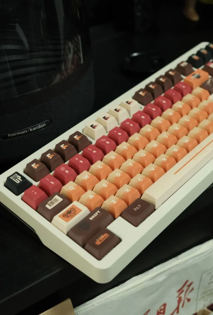 retro-t-shirt-oem-keycap-set-front-side2