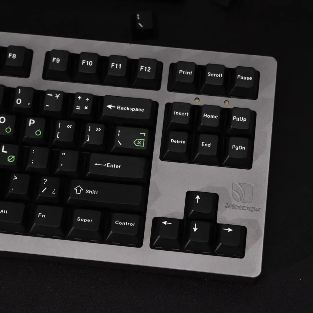 royal-typewriter-black-oem-keycap-set-side