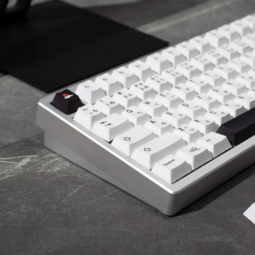 storm-black-white-oem-keycap-set-side4
