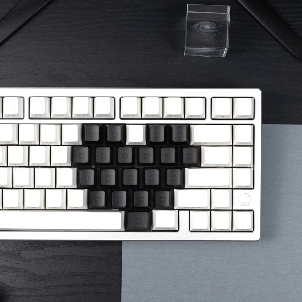 translucent-heart-shaped-oem-keycap-set-front