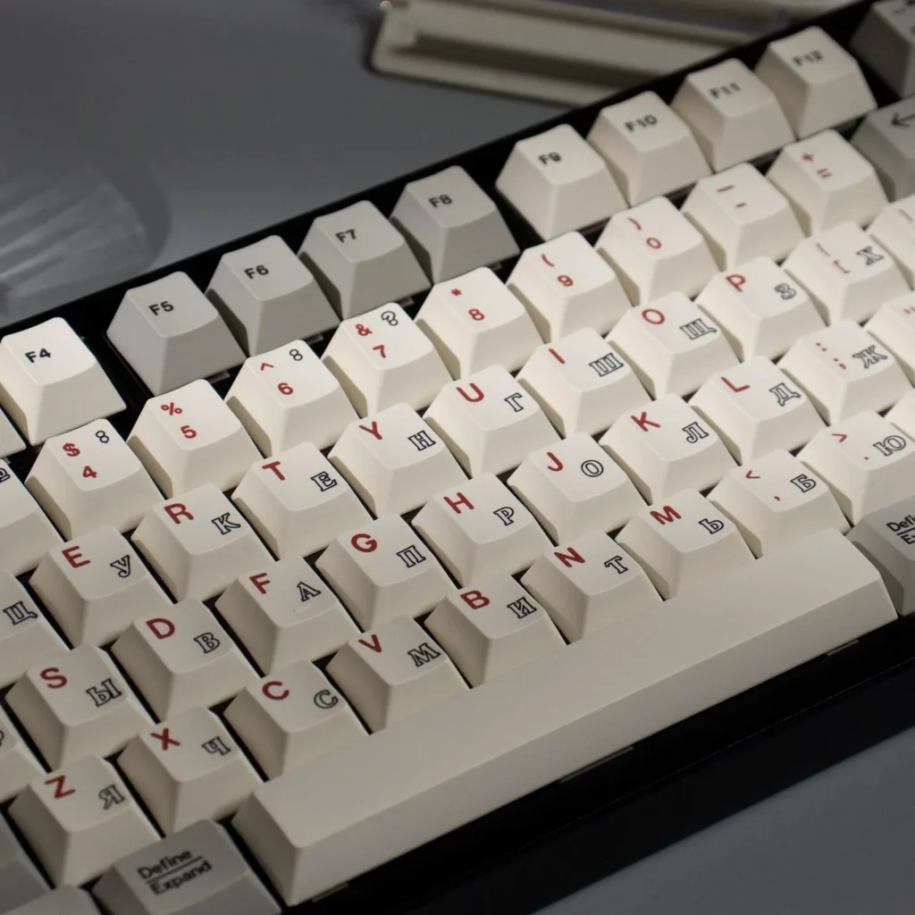 vintage-hollow-russian-oem-keycap-set-side2