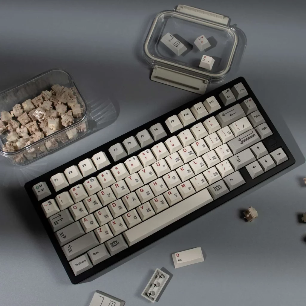 vintage-hollow-russian-oem-keycap-set-upfront