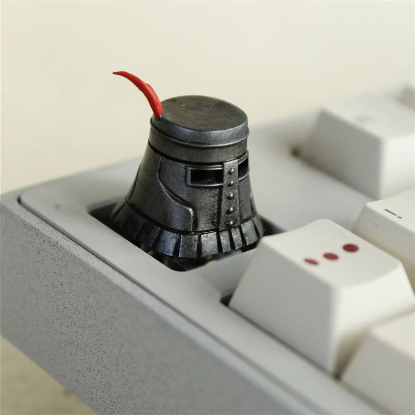 darksouls-solaire-of-astoras-helmet-keycap-side2
