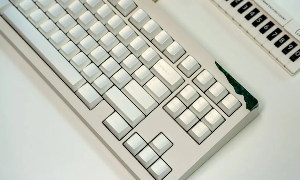 iridescent-pearl-oem-minimal-keycap-set-whitesupplement