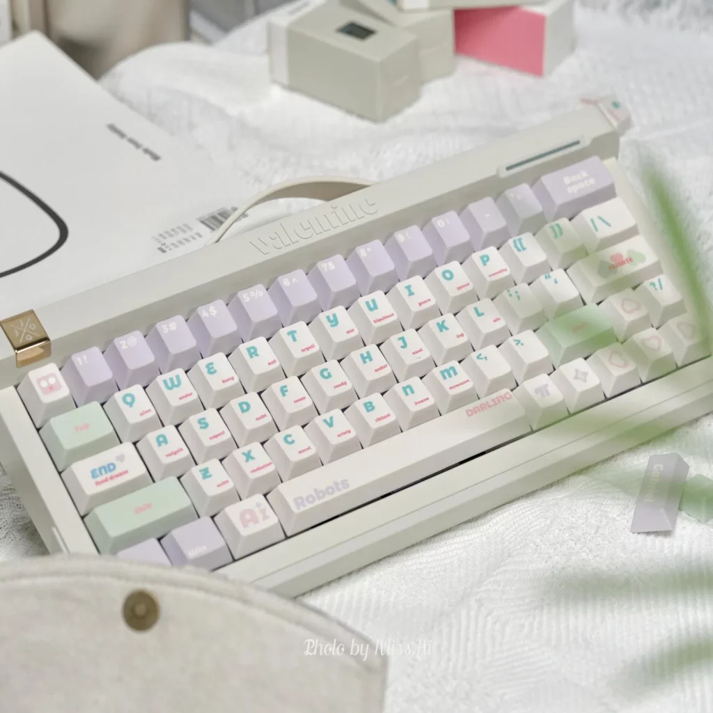 love-death-robots-themed-keycap-set-side