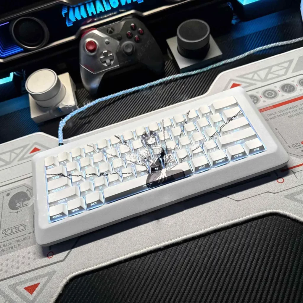 white-chained-makima-keycap-set-display