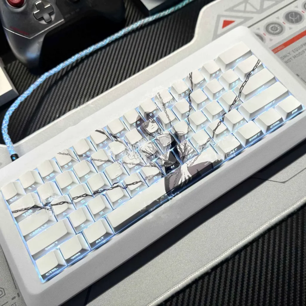 white-chained-makima-keycap-set-display2