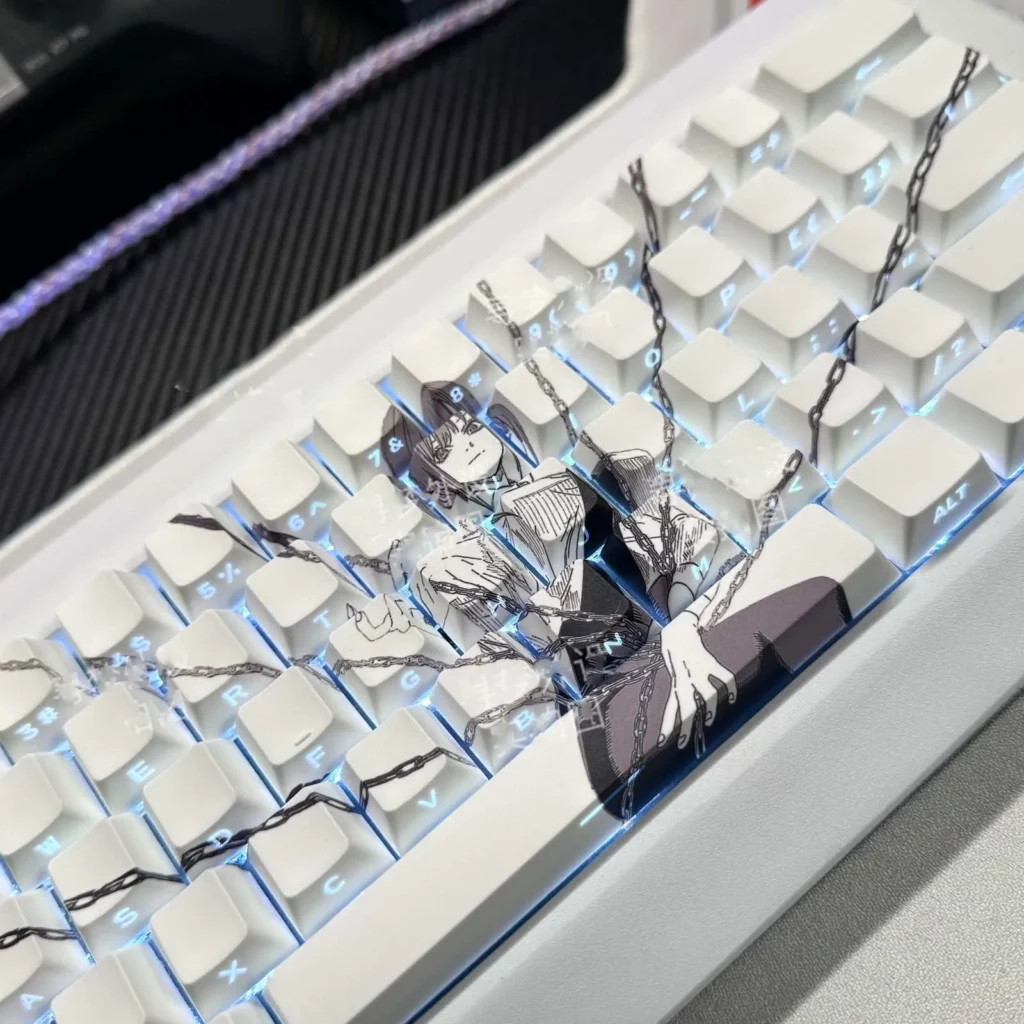 white-chained-makima-keycap-set-display3