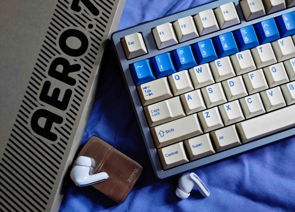 blue-alert-themed-oem-keycap-set-side