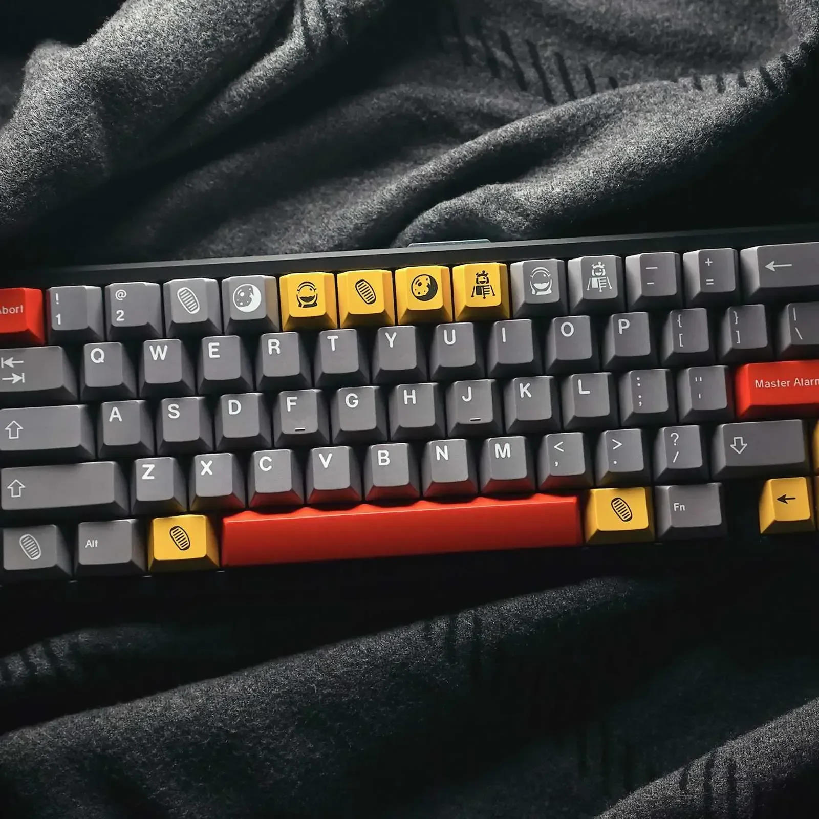 lunar-themed-oem-keycap-set-front2