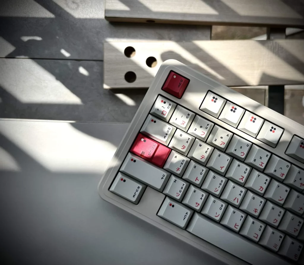 red-grey-themed-oem-keycap-set-side3
