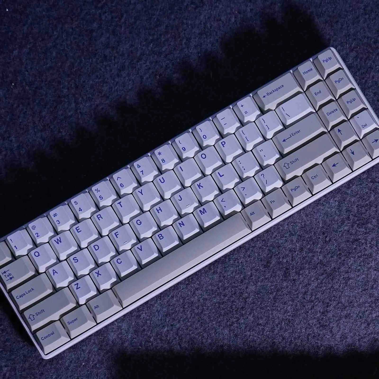 vintage-grey-white-oem-minimal-keycapset-side2