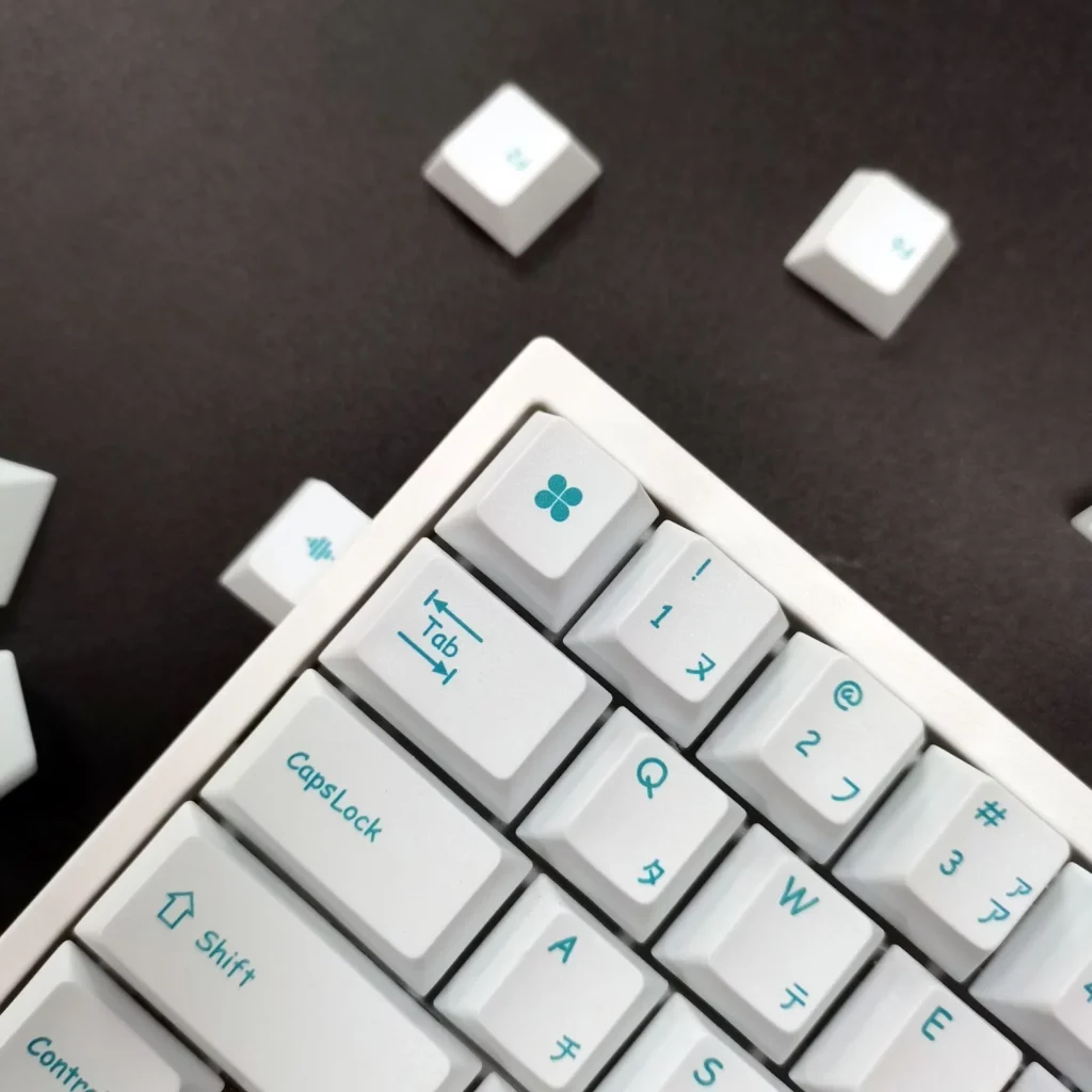 white-oem-minimal-keycap-set-side