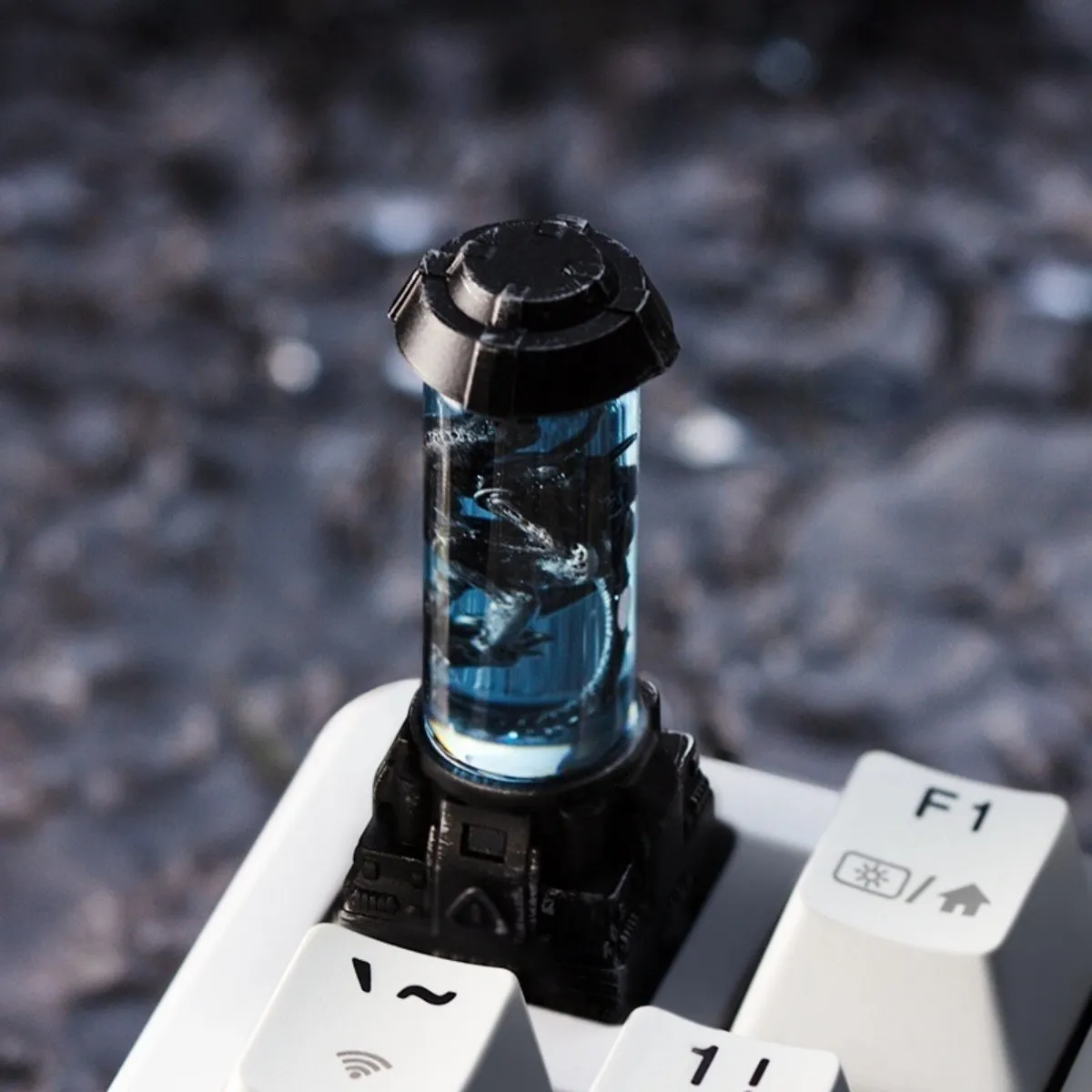 alien-xenomorph-biolab-night-lamp-keycaps-side2