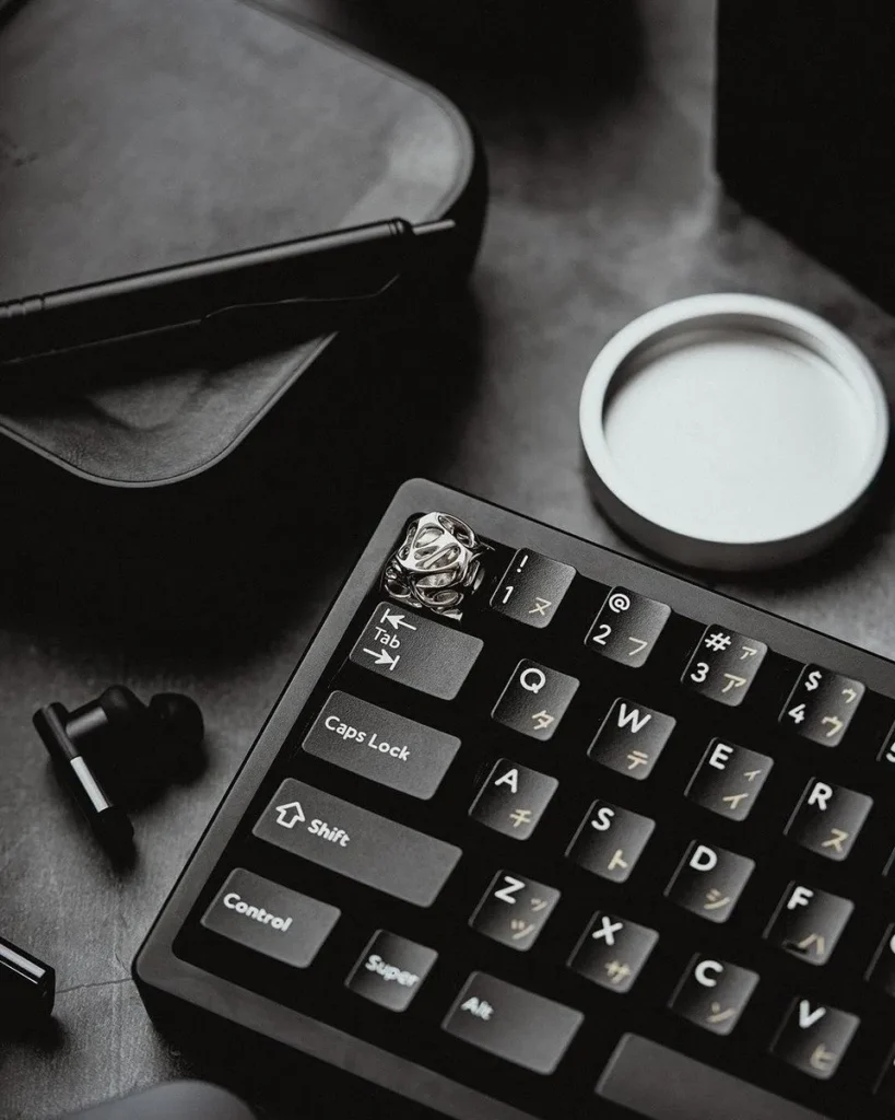 ellipsis-silver-keycaps-upfront