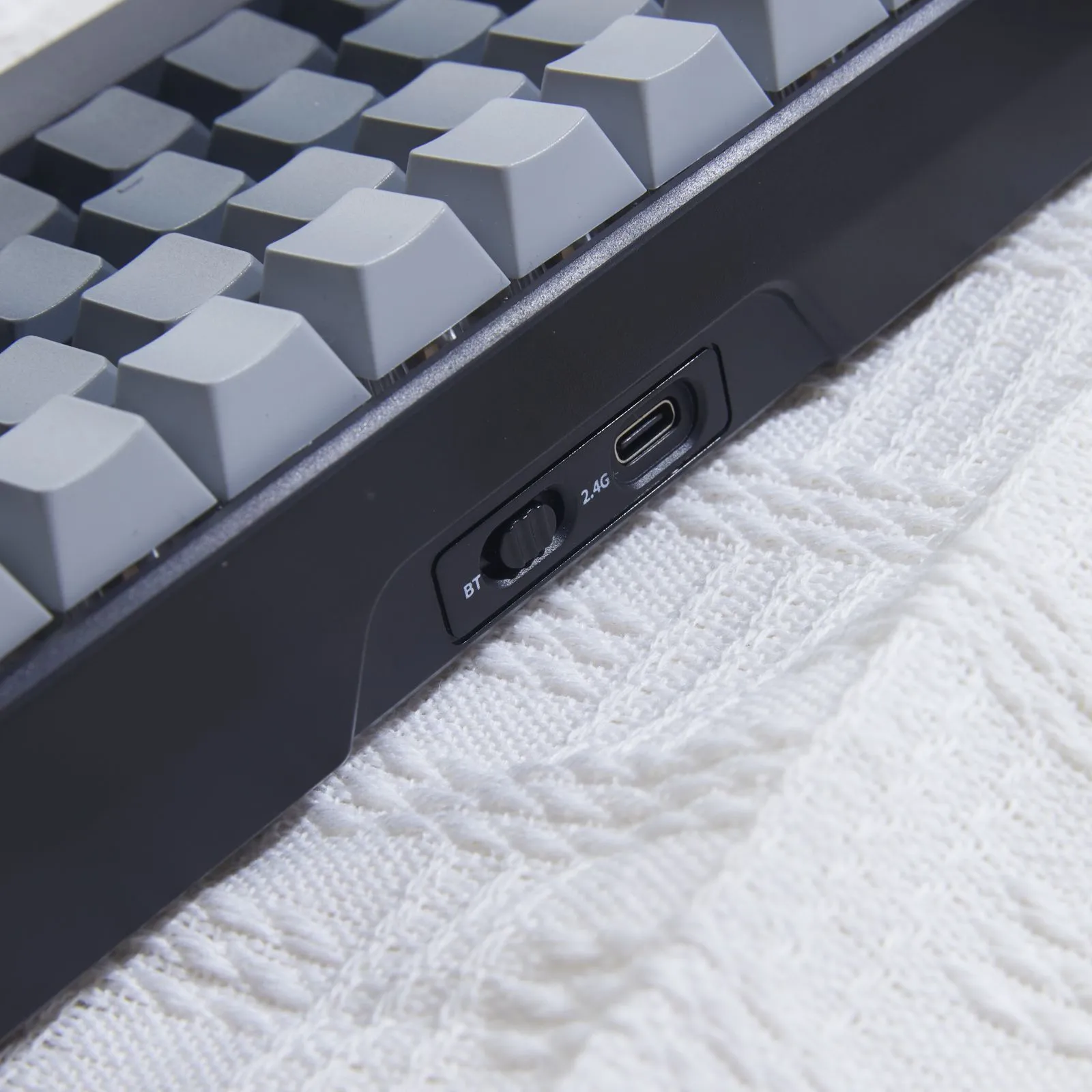 black-pole-tri-mode-mechanical-keyboard-back