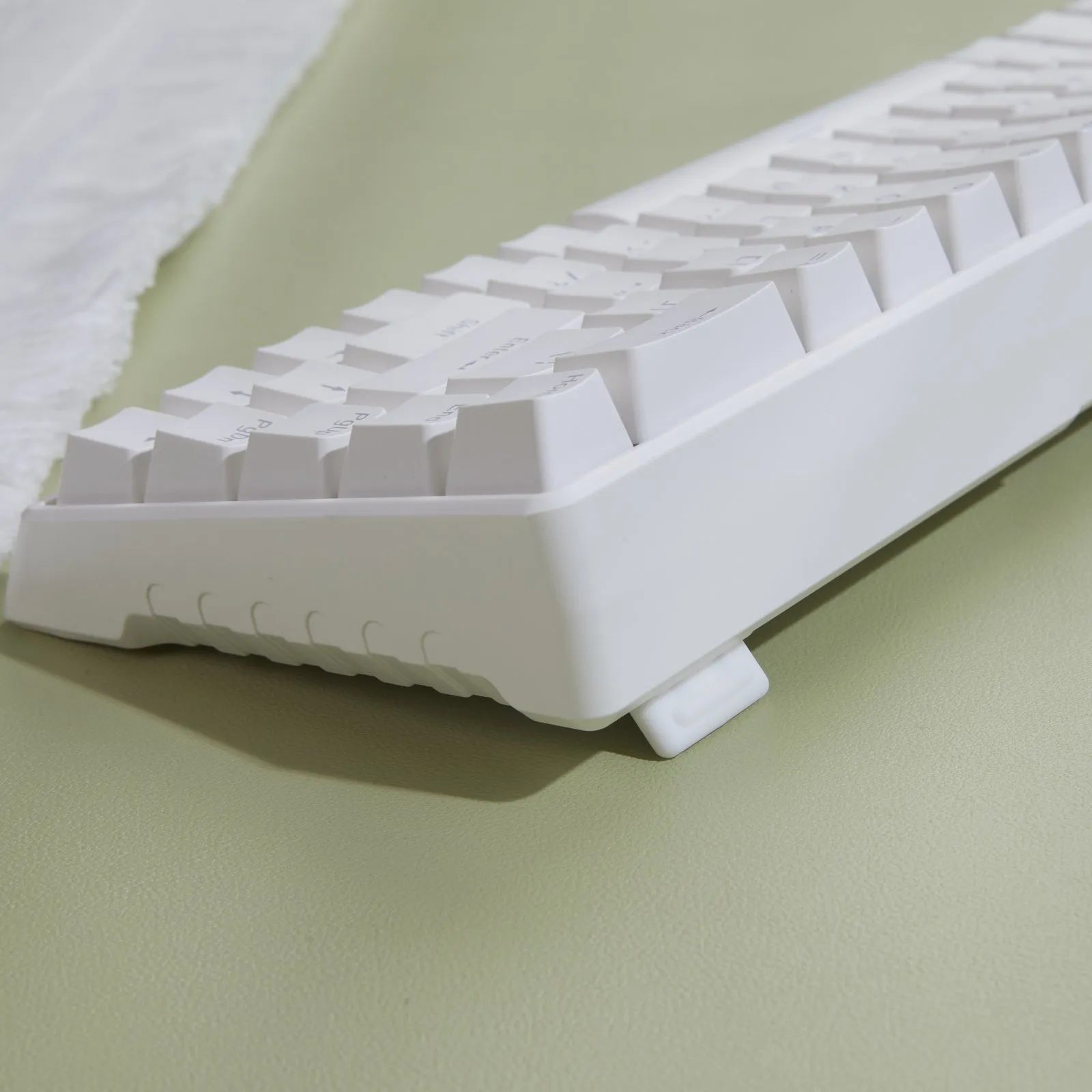 black-white-minimal-trimode-mechanical-keyboard-side2