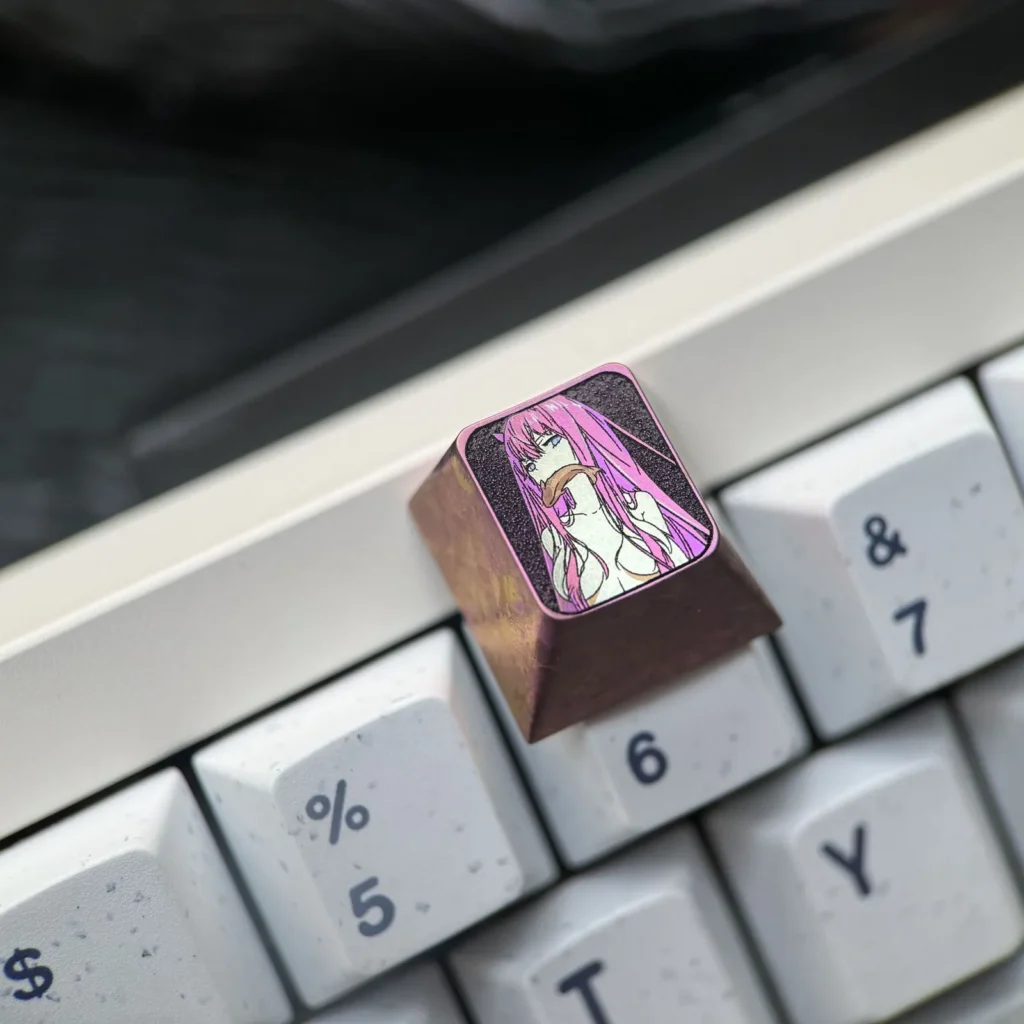 darlinginthefranxx-eating-fish-zero-two-keycap-side4