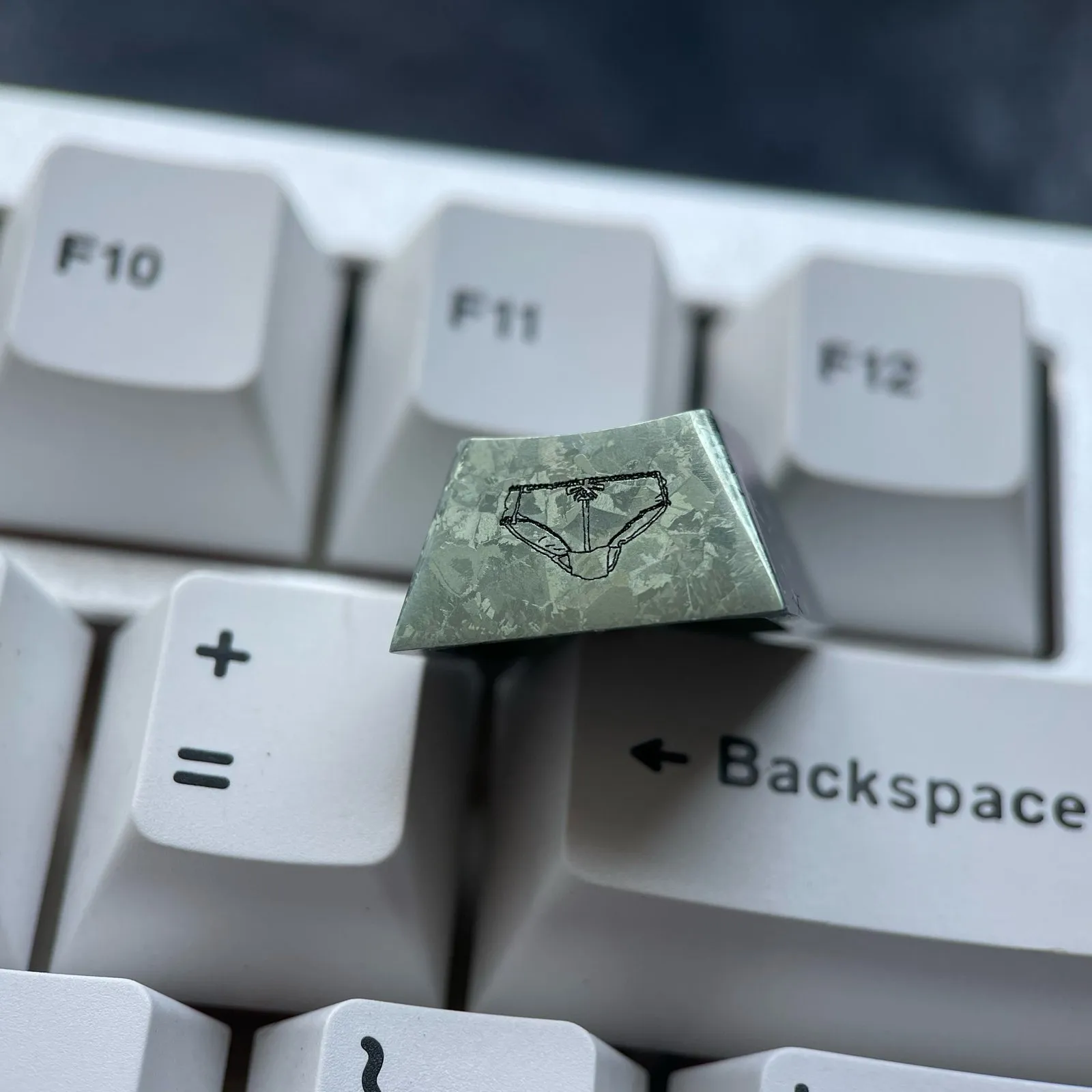 mushoku-tensei-stylish-roxy-migurdia-keycaps-side2