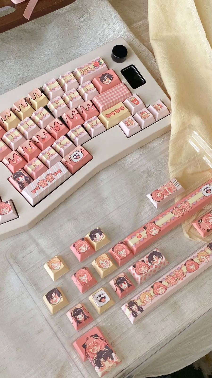 spyxfamily-anya-forger-series-keycap-set-upfront2