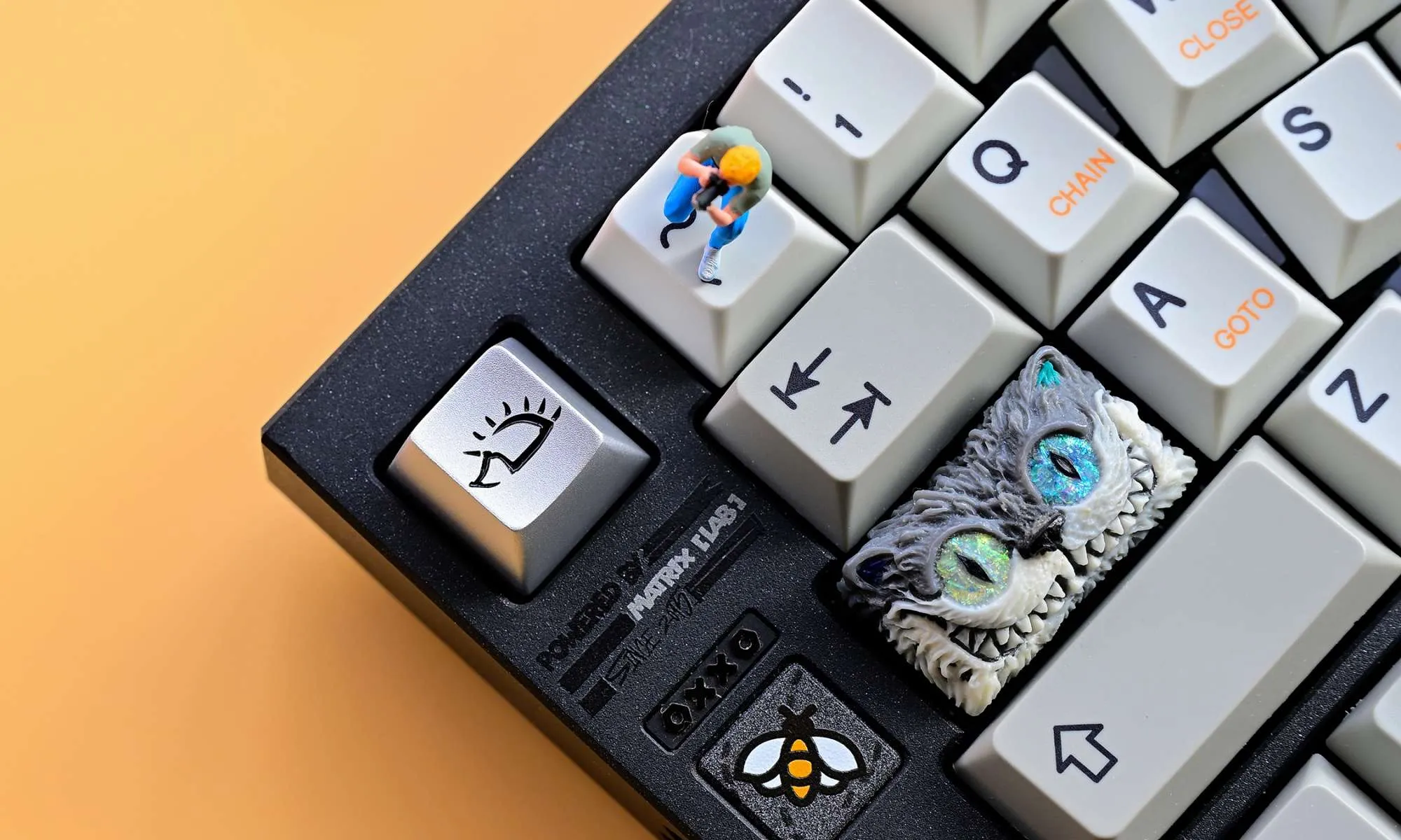 stylish-hedgehog-themed-keycaps-side