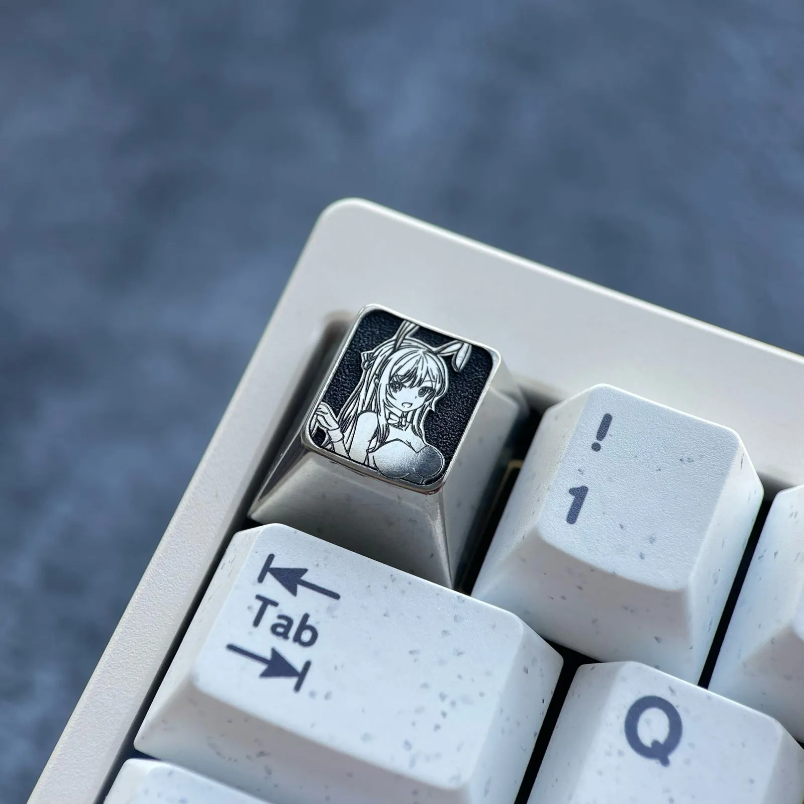 mai-sakurajima-rabbit-custome-keycap-side2