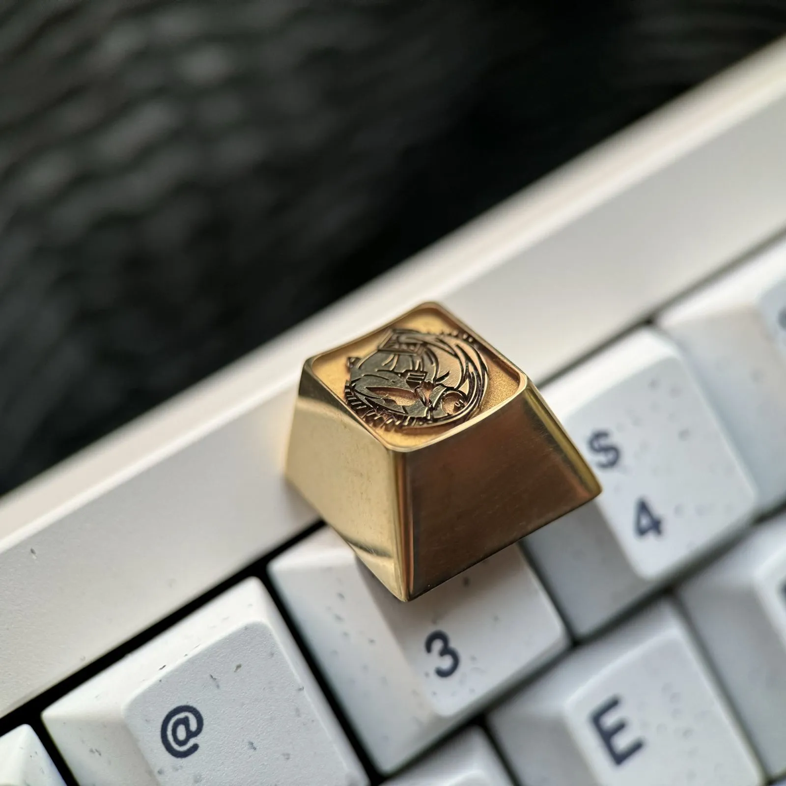 vocaloid-stylish-hatsune-miku-keycap-side