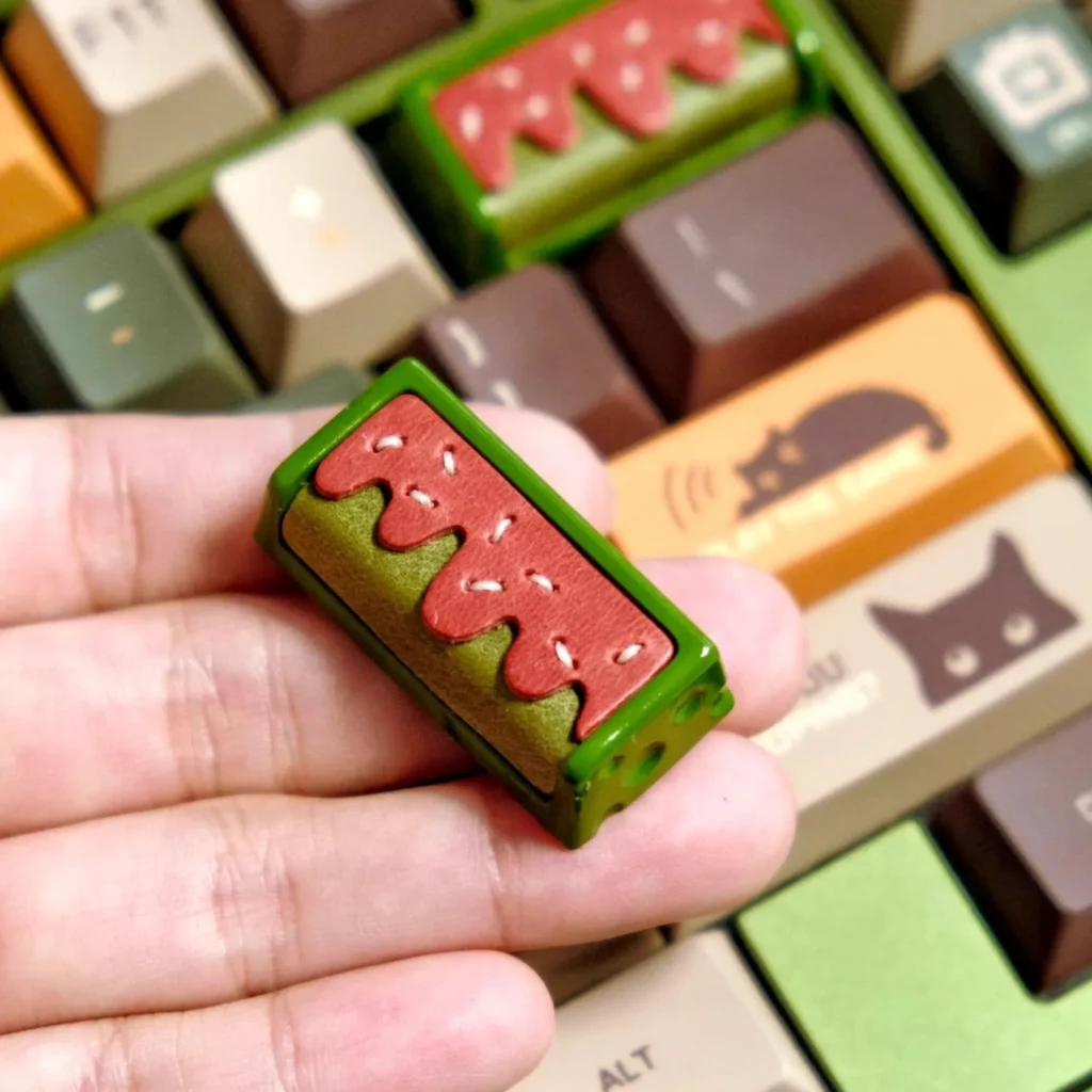 adorable-cake-themed-keycaps-upfront