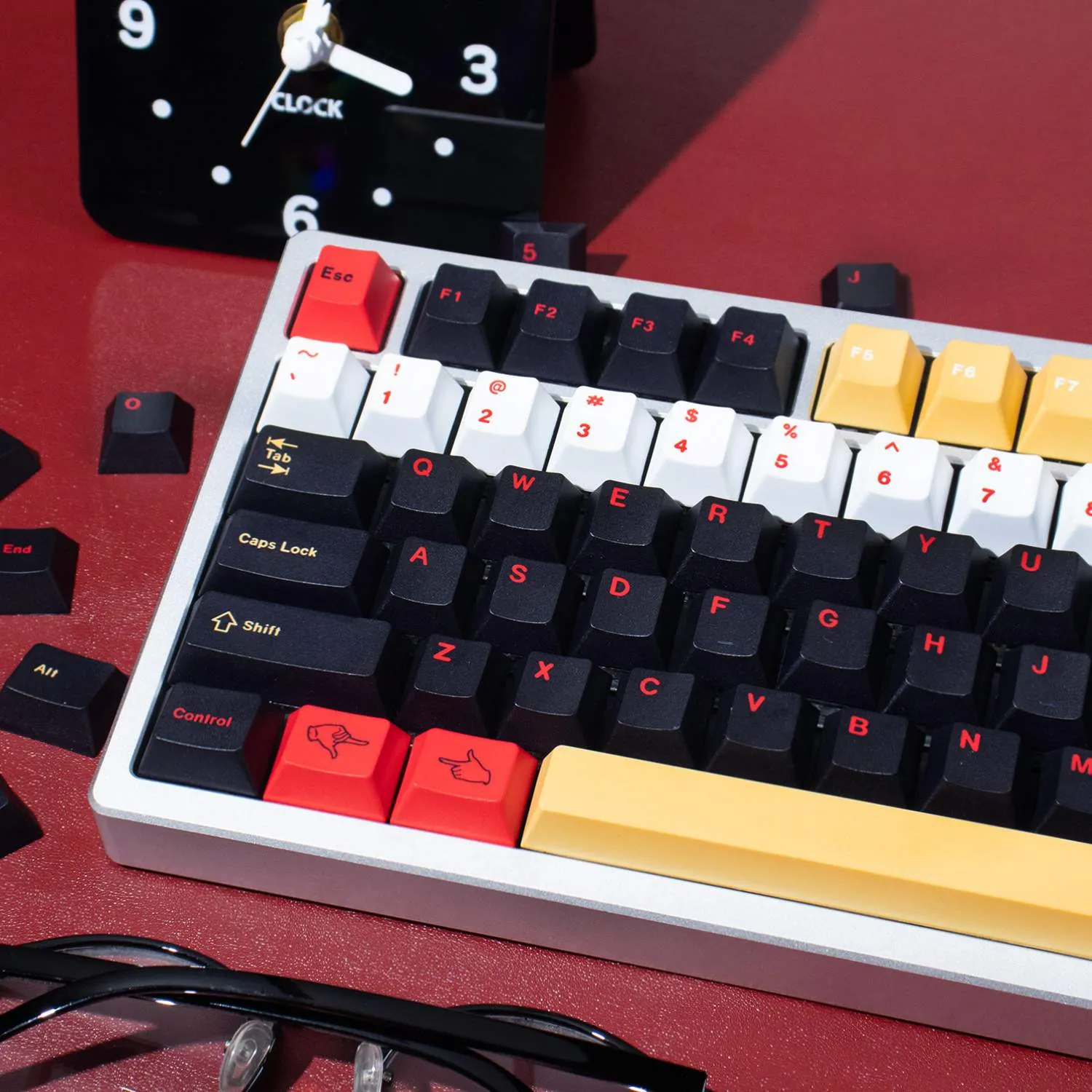 chainsaw-man-stylish-cherry-keycap-set-left