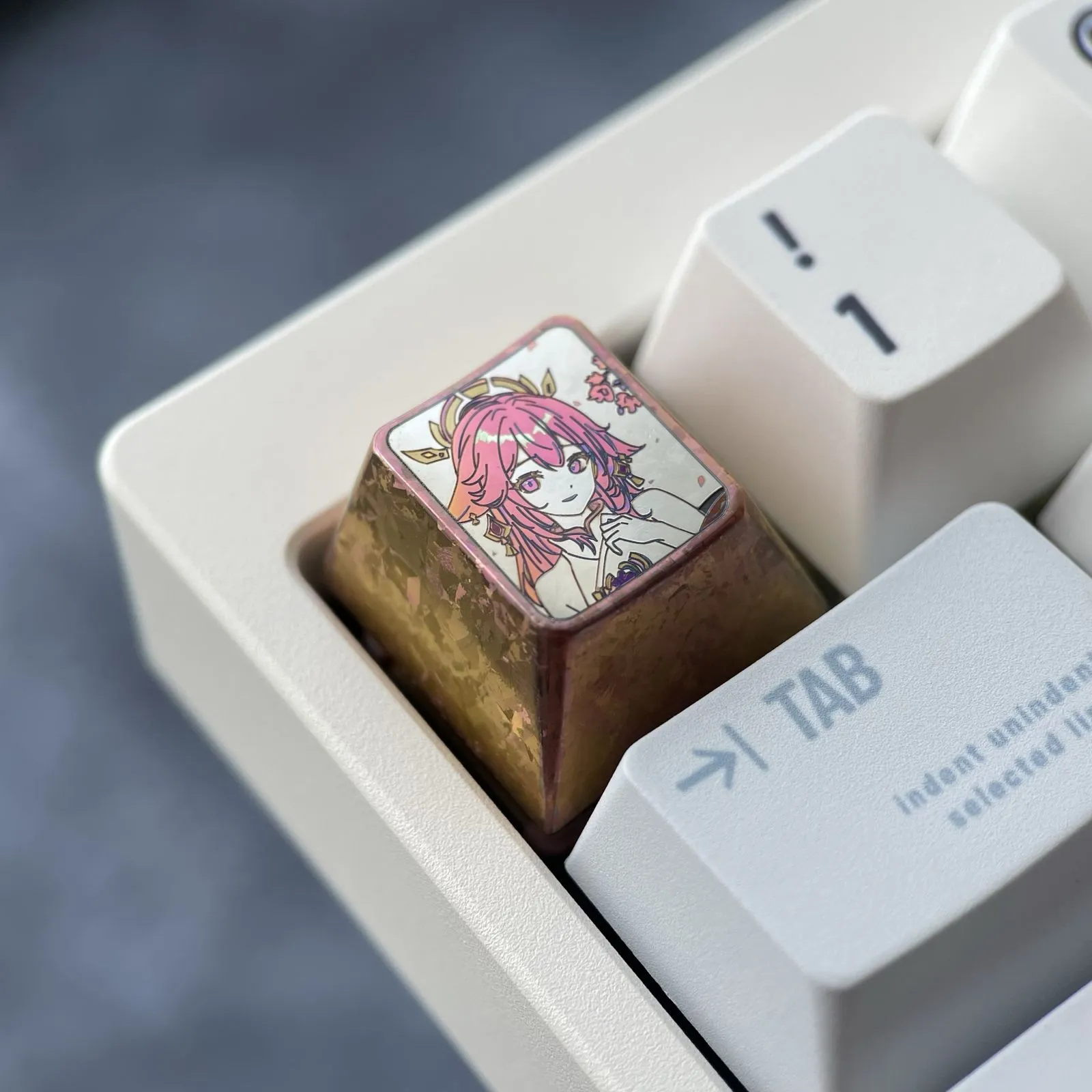 genshin-impact-happy-yae-miko-keycaps-side