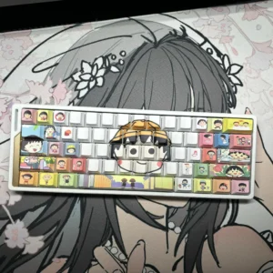 Chibi Maruko-chan keycap set display vibrant, side-engraved characters that are playfully and imaginatively backlit, creating a unique design.