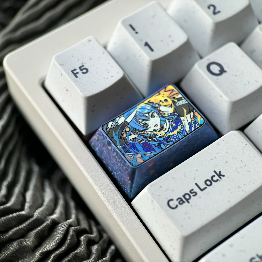 Views of the exclusive Hoshimachi Suisei titanium keycap, an icy crystal VTuber art piece with vibrant titanium luster.