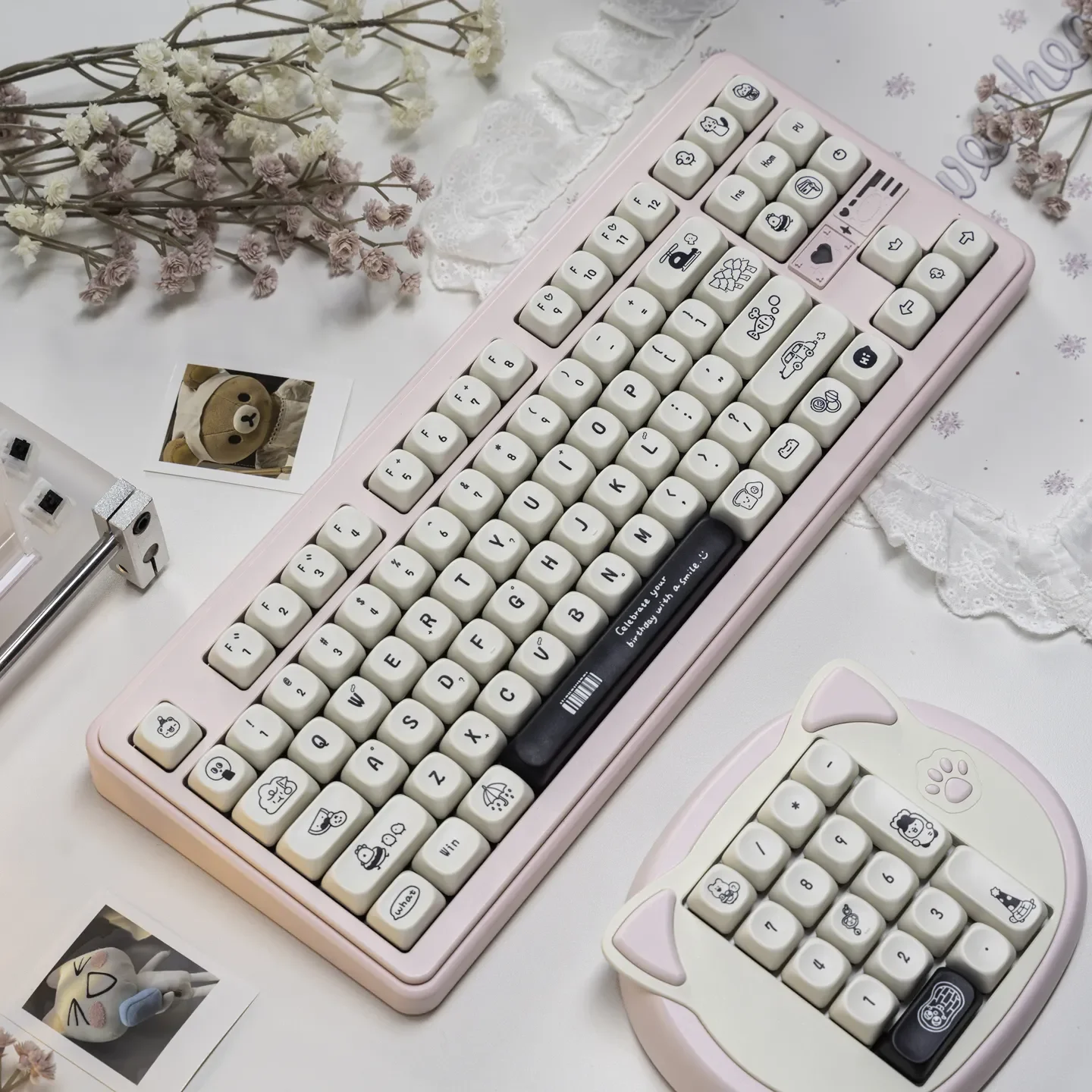 Happy Daily Life MOA Keycap Set gallery. Durable white dye-sublimation set showcasing comforting MOA profile and minimalist charm.