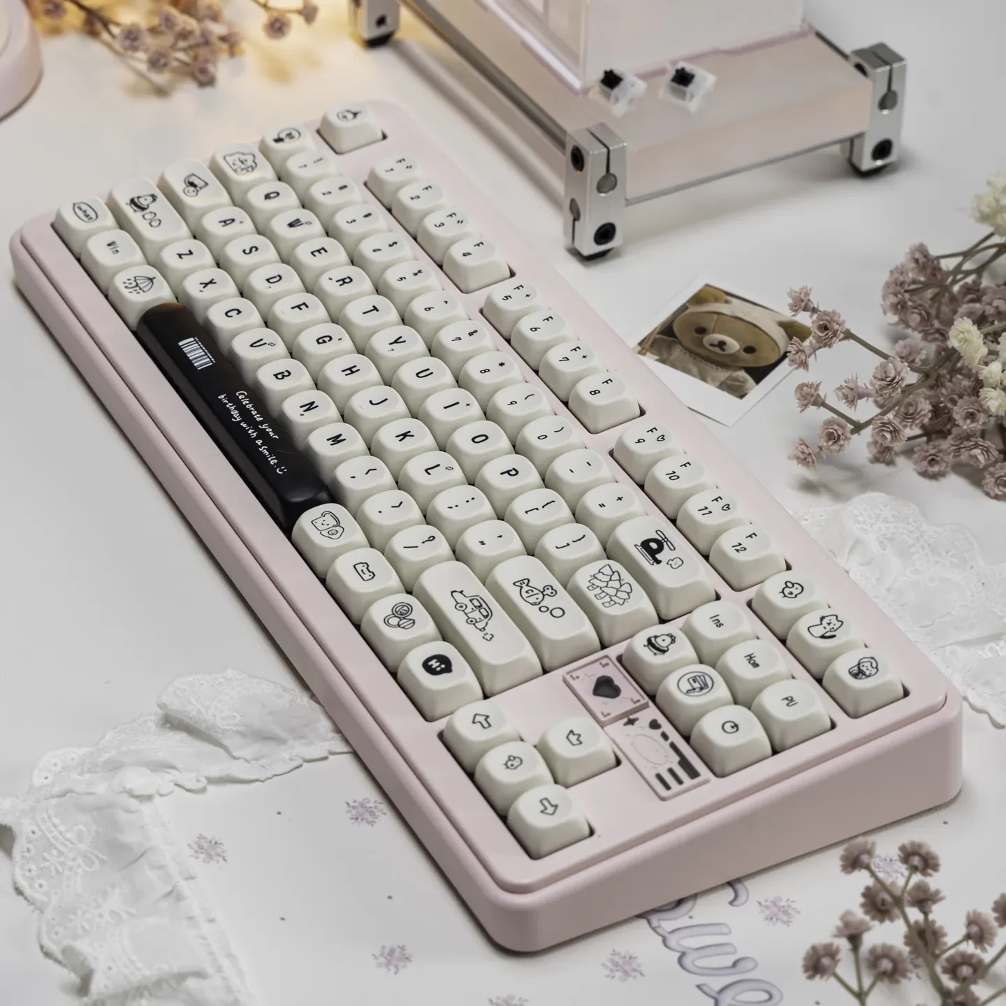 Happy Daily Life MOA Keycap Set: Durable white dye-sublimated PBT set, highlighting comforting MOA profile and minimalist charm for daily use.