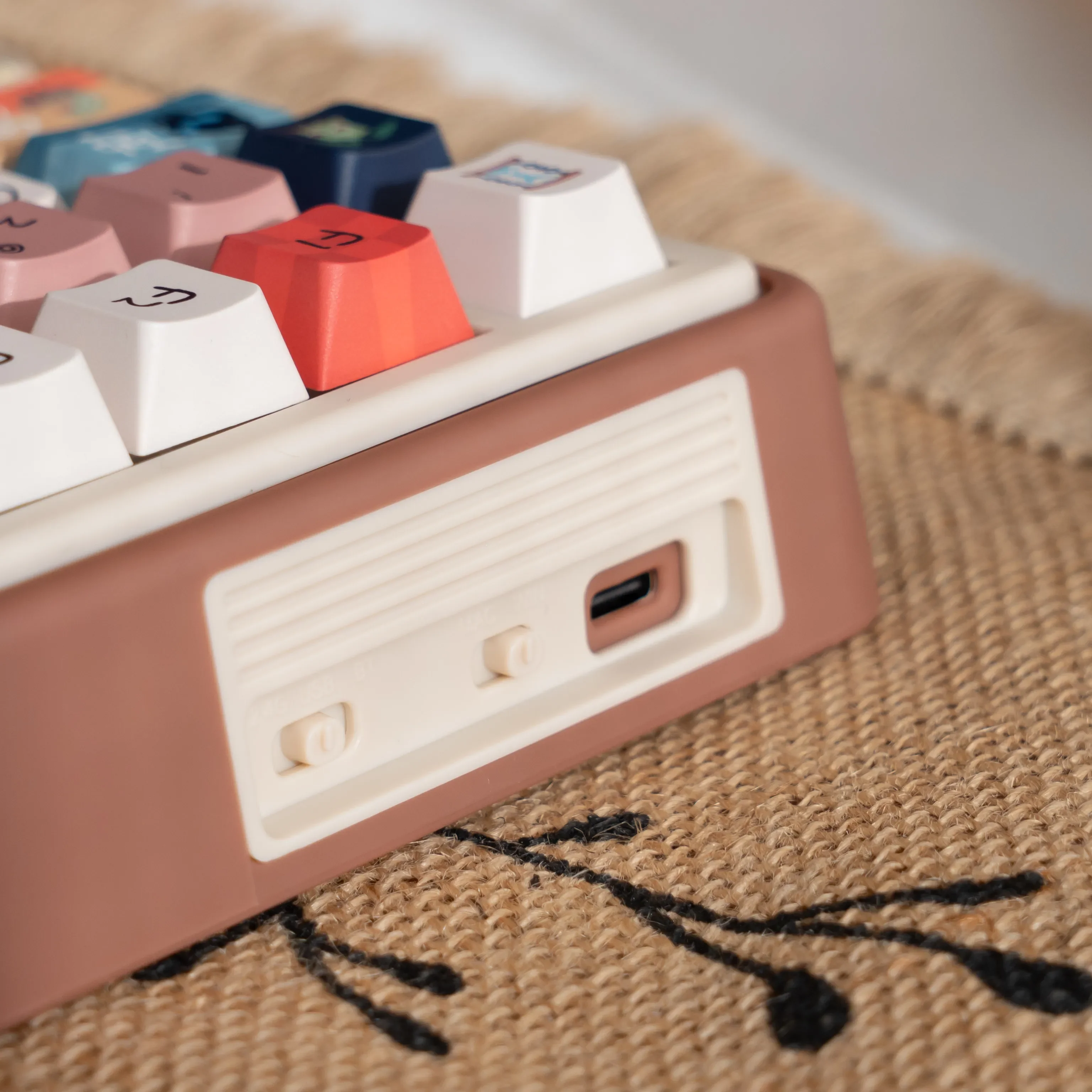 Product gallery of the UR82 Vintage Cream Fantastic Beasts themed mechanical keyboard kit. See gasket mount hot-swappable and magical RGB keycap.