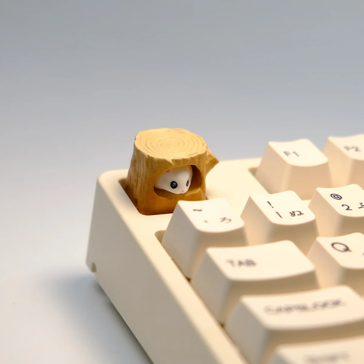 Detailed view of a handmade magnetic hamster stump artisan keycap, showcasing the detachable hamster with cozy woodland charm.