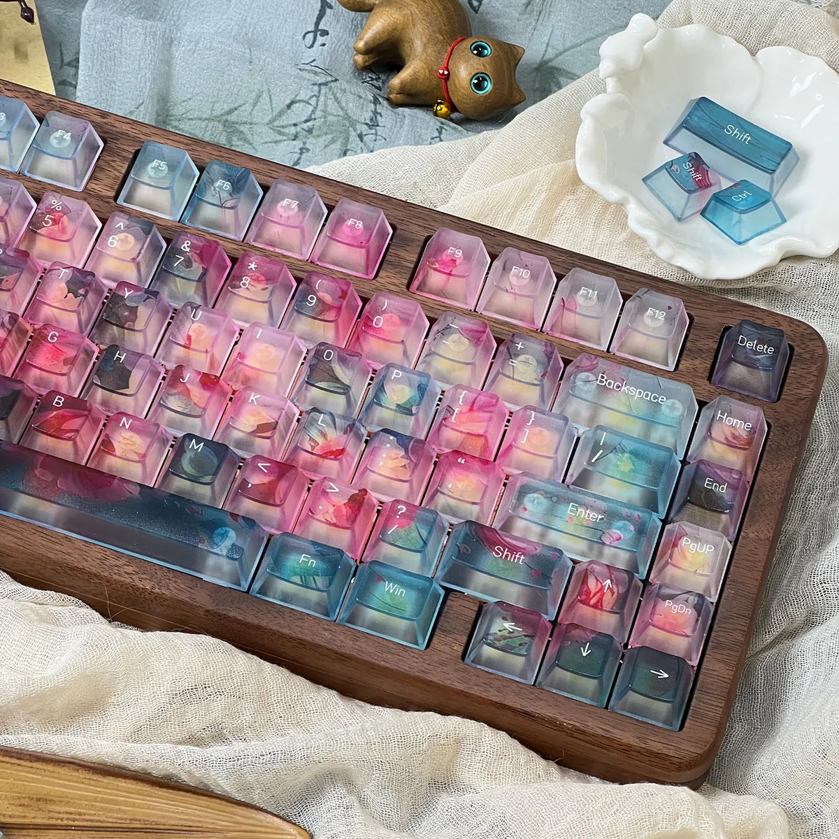 Translucent PC ethereal floating flower gradient keycaps set with delicate, soft-transitioning floral patterns for a dreamy artistic visual.