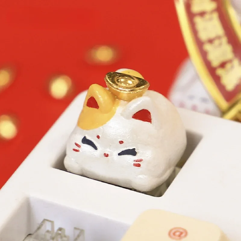 Detailed gallery of the handcrafted Lucky Cat keycap, highlighting its charming 3D Maneki-neko artistry and auspicious appeal.