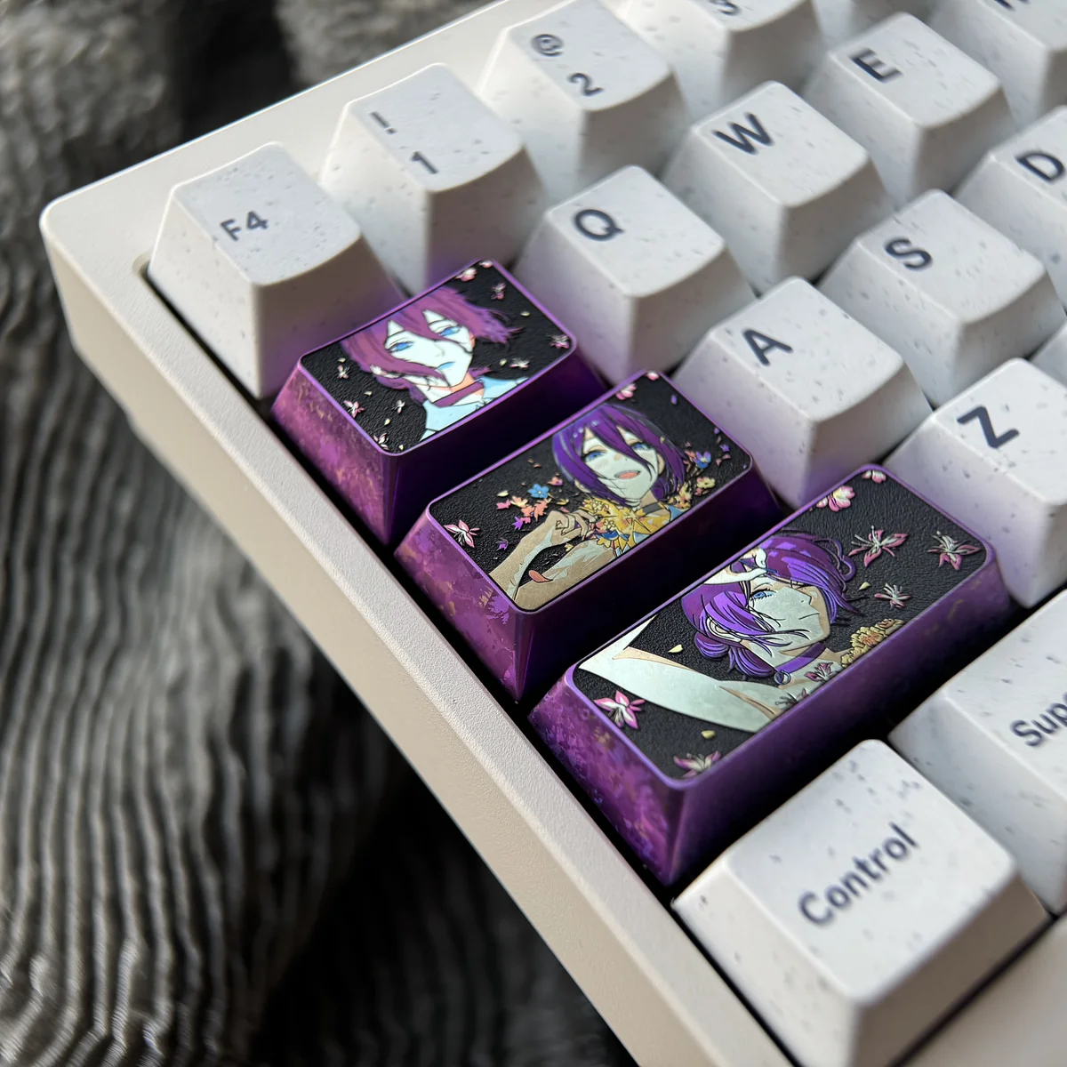 Chainsaw Man: Reze Tab Key Keycap: Purple Ice Crystal Art. Detailed view of its premium titanium alloy and ethereal purple frosted design, highlighting lustrous vibrant angles.