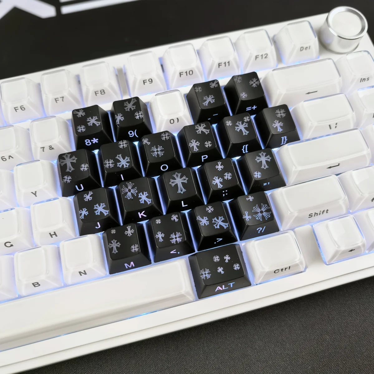 Black PBT Gothic Heart keycap set, 21 side-engraved keys with a backlit, edgy motif, compatible with 99% of keyboards.