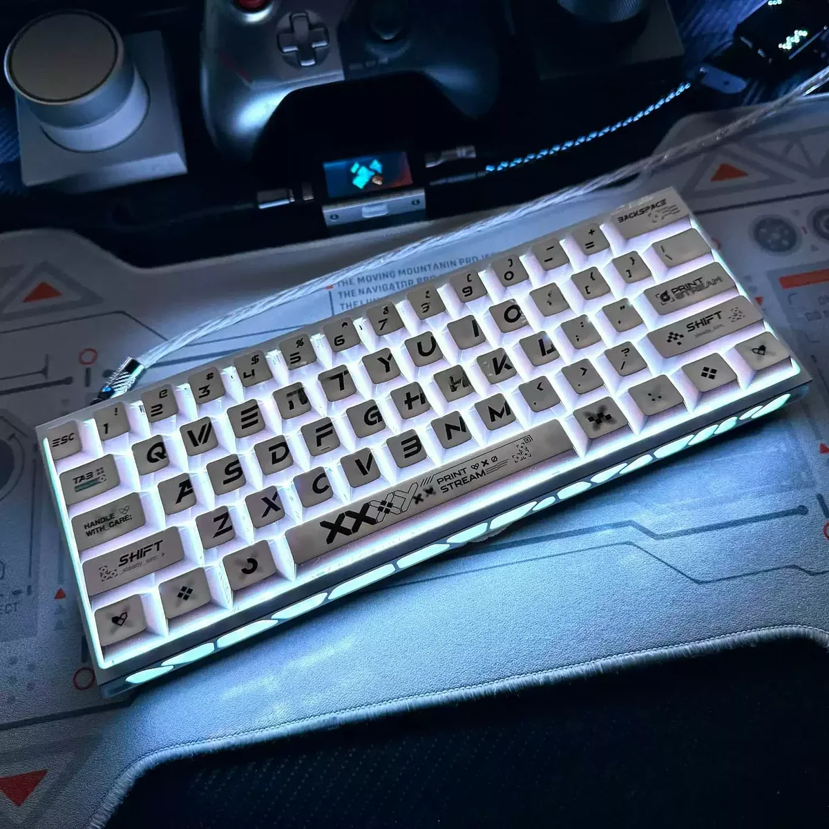 Individual Printstream keycap set, showcasing the iconic graffiti design with its striking metallic sheen and smooth ceramic finish for a premium artistic setup.