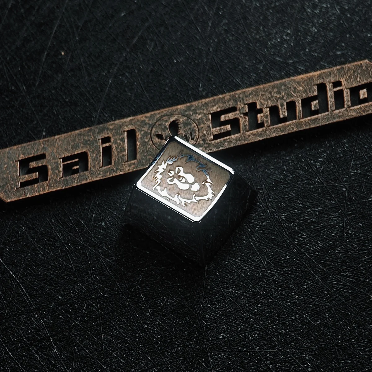 Detailed view of the brushed metallic finish on a WoW faction keycap